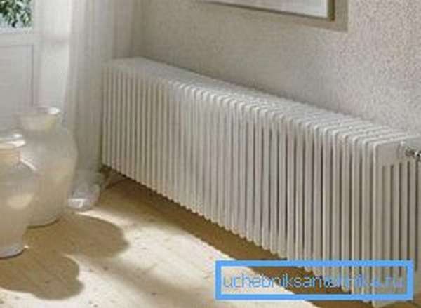 Чтобы обеспечить равномерный нагрев комнат, приходится устанавливать большие радиаторы отопления