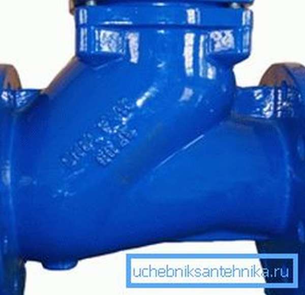 Чугунный канализационный обратный клапан с электроприводом используется для трубопроводов больших диаметров на промышленных объектах