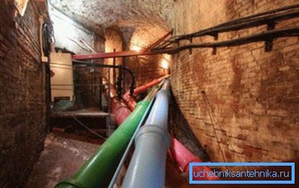 Чугунный водопровод в подвалах Петергофа.
