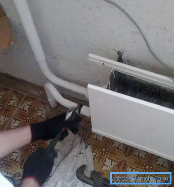 Демонтаж старого радиатора при помощи ключей