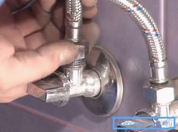 Для подключения унитаза к водопроводу используется шланг