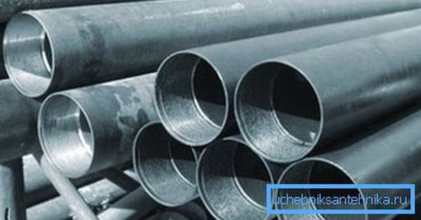 Для укрепления ствола скважины используют металлические или пластиковые трубы.
