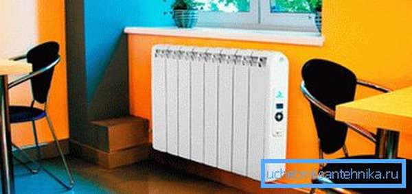 Домашний масляный радиатор работает от электросети.