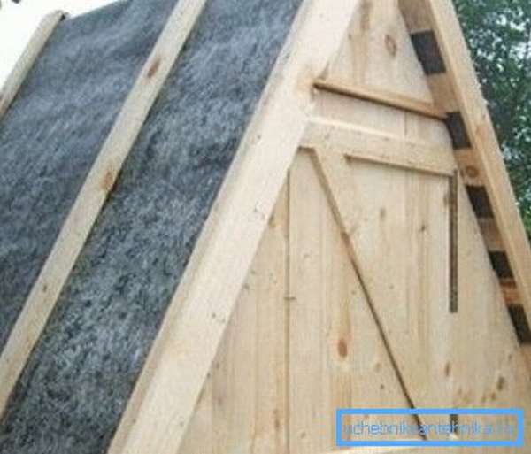 Домик-колодец из двухскатной крыши