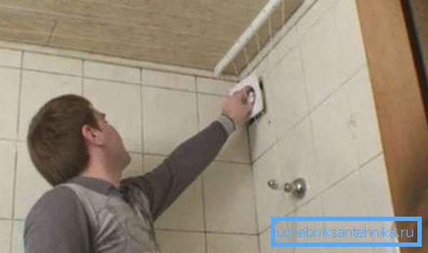 Дополнительная вентиляция поможет не только избавиться от влажности на сантехническом приборе, но и ускорит процесс выветривания в ванном помещении