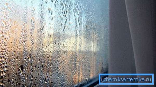 Эффект «плачущих стен» вы можете наблюдать на окнах во время резких похолоданий.