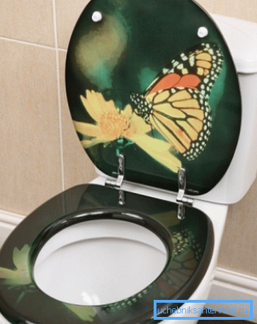 Эстетичная крышка унитаза, оформленная рисунком бабочки
