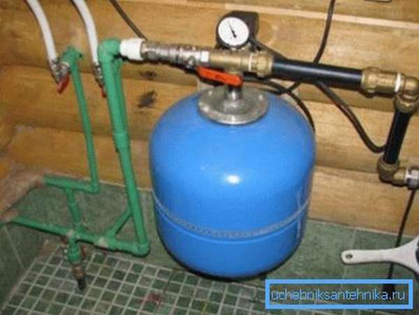 Гидроаккумулятор стабилизирует давление в системе водоснабжения.
