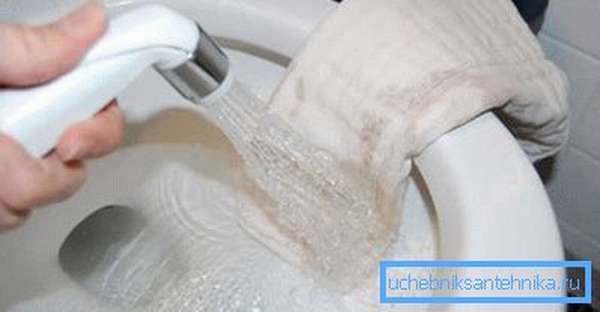 Гигиенический душ в туалете со смесителем помогает поддерживать чистоту унитаза