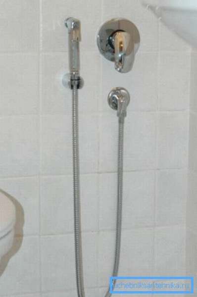 Гигиенический душ встроенный в стену практически не занимает пространства, что является огромным плюсом при установке в стесненных условиях городских санузлов
