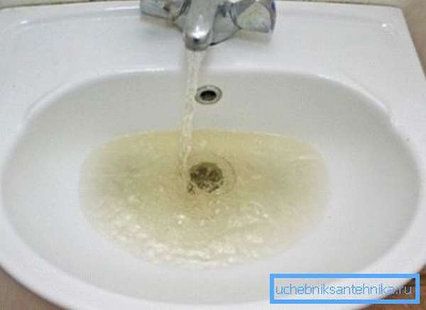 Грязная вода может стать причиной появления пятен на раковине