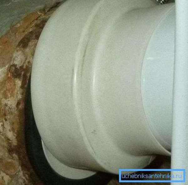Именно от манжеты, стыкующей унитаз с канализацией, зависит надежность и герметичность соединения