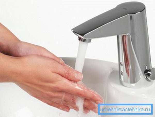 Инфракрасный датчик включает подачу воды в тот момент, когда ваши руки приближаются к крану.