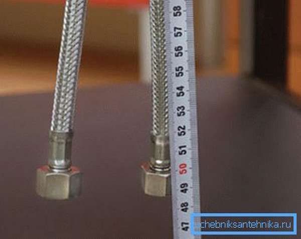Измерение длины шлангов можно производить с помощью обычной рулетки или линейки