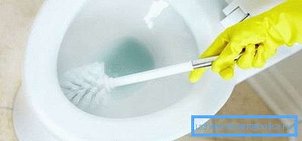 Как чистить унитаз ершиком и специальным средством