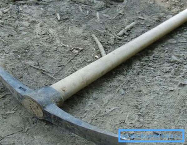 Киркой или кайлом удобно разбивать камни, кирпич или бетон.