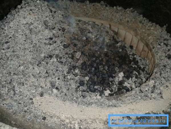 Когда часто забивается горелка пеллетного котла – проверьте гранулы на зольность и на песок. Рекомендуем приобретать топливо только у проверенных производителей.