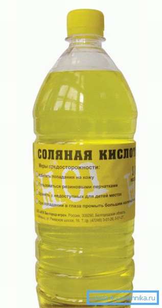 Концентрированная соляная кислота продается в полиэтиленовой бутылке.