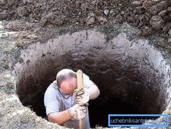 Копаем яму до уровня груди.