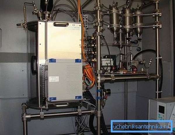 Лаборатория синтеза пластмасс позволяет исследовать способы получения новых материалов.