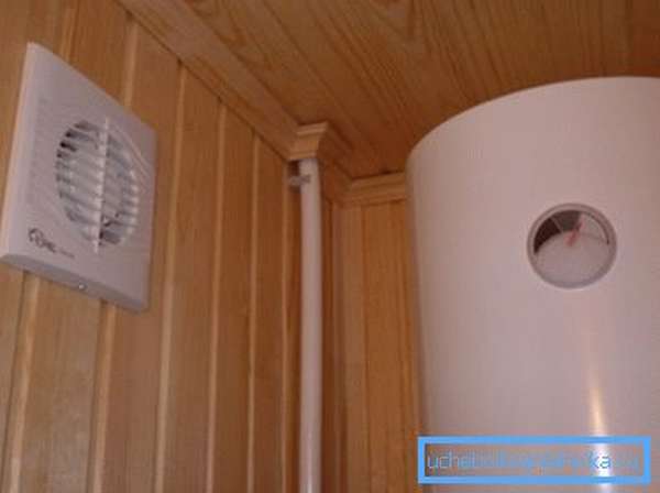 Любительское фото установленной накладной вентиляции на технологическое отверстие в помещении бани