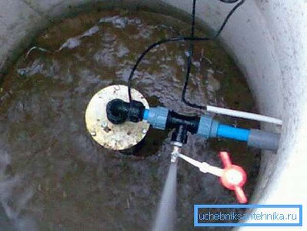 Любительское фото установленной в колодец системы для подачи воды в водопровод
