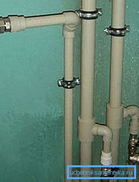 Любительское фото водопроводной системы из пластиковых труб в сборе