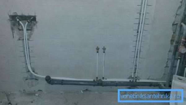 Монтаж труб для смесителя в ванной на кирпичную стену