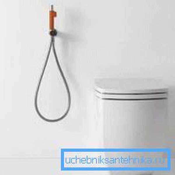 На фото: гигиенический душ со смесителем скрытого монтажа – яркий пример стильного минимализма в санузле