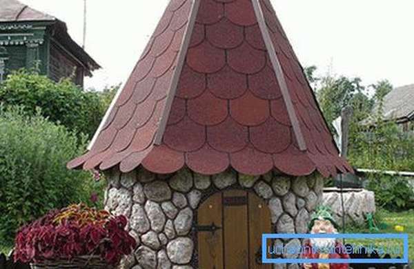 На фото каменный домик для колодца.