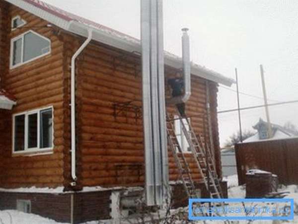 На фото – наружная вентиляция деревянного дома из металлических труб