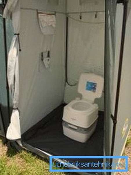 На фото - переносной биотуалет с палаткой