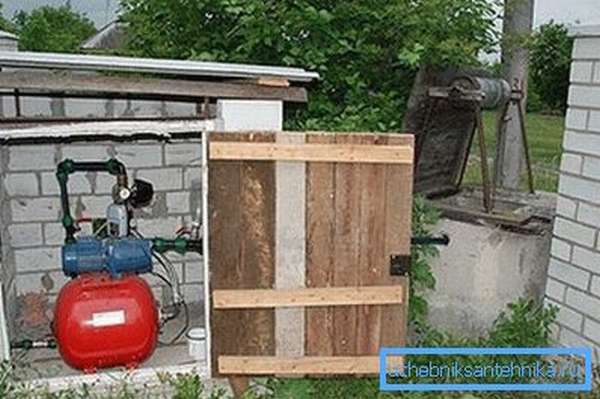 На фото показан вариант устройства автономной системы организации водопровода на даче от колодца.