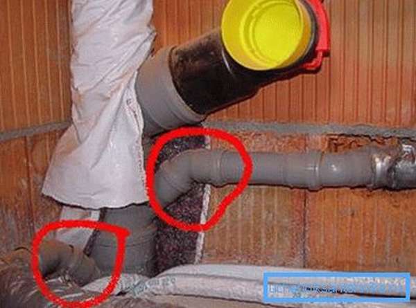 На фото показано как правильно требуется соединить отдельные части трубопровода