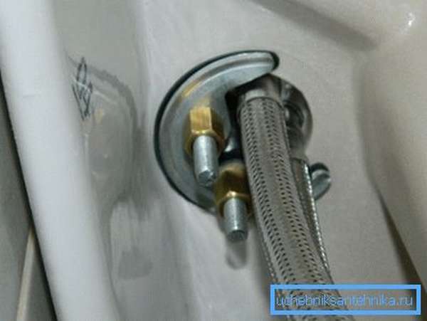 На фото - пример подключения смесителя в ванной комнате