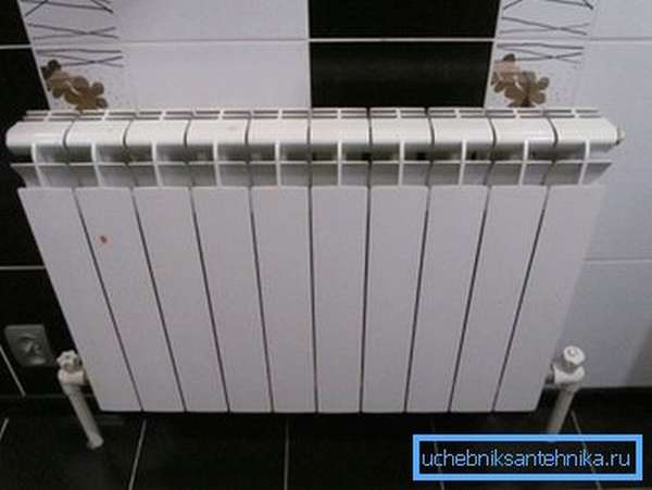 На фото: радиатор на 10 секций – очень распространенный вариант для комнат среднего размера с нормальным утеплением