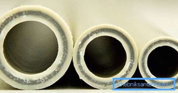 На фото разные диаметры полипропиленовых армированных труб