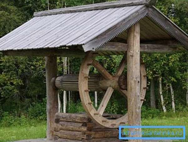 На фото типичная конструкция русского колодца.