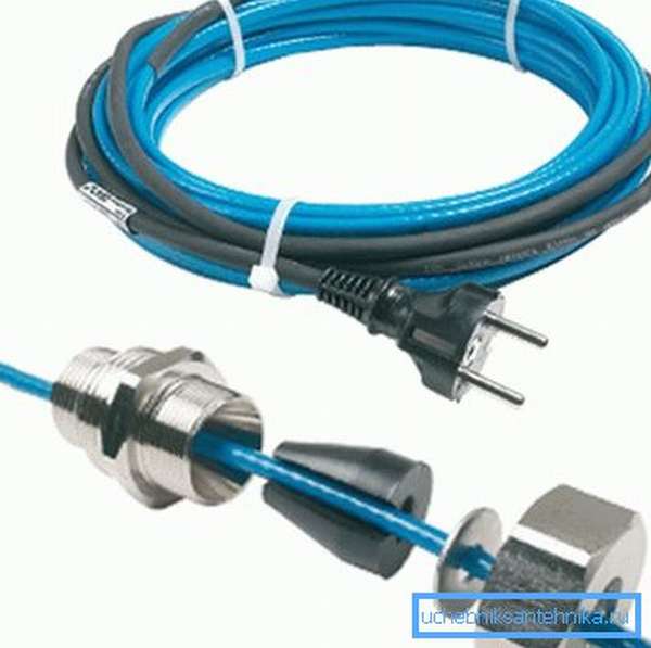 Нагревательный кабель для водопровода внутри трубы с вилкой для подключения к сети и комплектом крепежных муфт