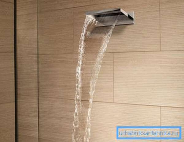 Настенные каскадные смесители для ванной с душем – более простой и бюджетный вариант