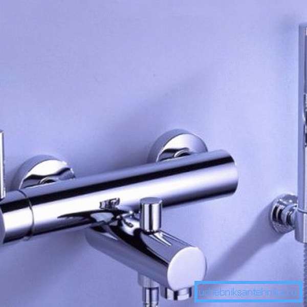 Настенный гигиенический душ со смесителем может использоваться и на кухне, особенно, если там несколько раковин, расположенных на расстоянии друг от друга 