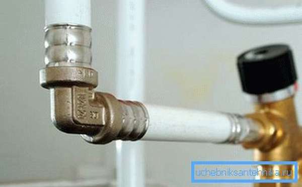 Обжимной фитинг в системе водопровода