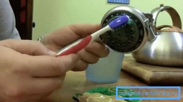 Окончательную чистку можно проделать зубной щёткой