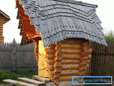 Оригинальный туалет с деревянной крышей