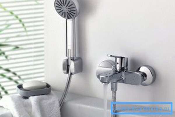 Перед тем, как сделать смеситель в ванной, необходимо выбрать подходящую конструкцию.