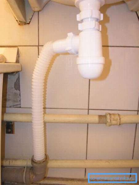 Перед тем, как снять раковину в ванной, отсоедините ее от канализации и водоснабжения