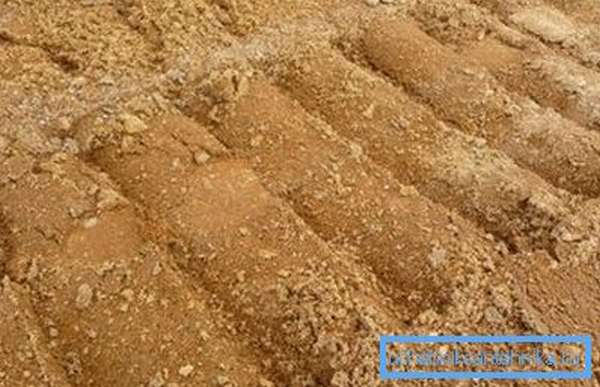 Песчаный грунт идеален для строительства фильтрующего колодца.