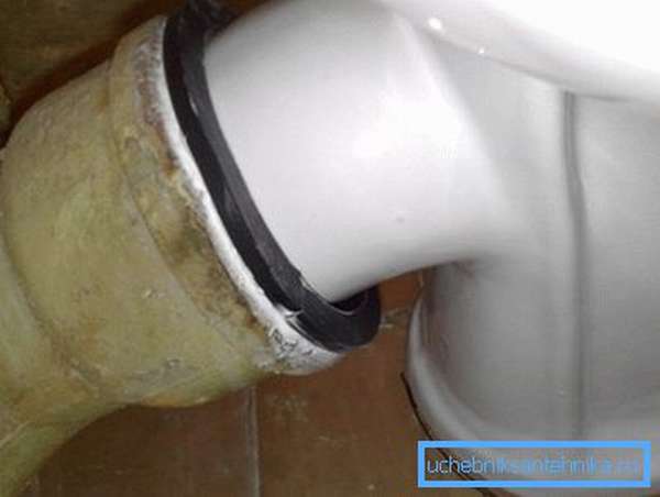 Подключение унитаза к чугунной канализации с помощью резиновой манжеты