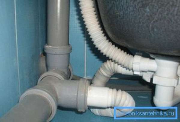Подключенный к канализационной трубе сифон ванной