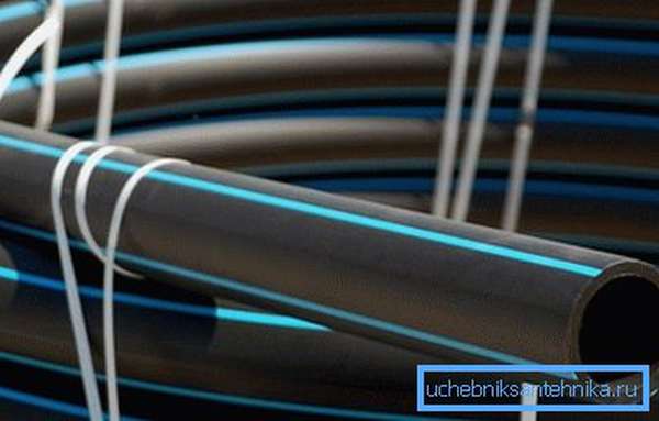 Полиэтиленовая труба для холодного водоснабжения имеет синюю метку на наружной поверхности.